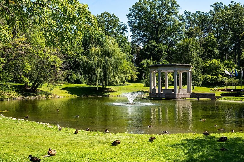 Horizontal view of historic Congress Park, a park with landscaped grounds, statuary, fountains and historic former casino building in Saratoga Springs. Editorial credit: Brian Logan Photography / Shutterstock.com