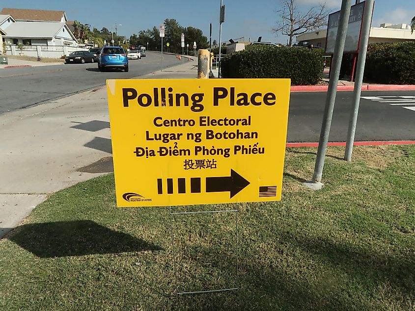 Voting sign in English, Spanish, Tagalog, Vietnamese, and Chinese.
