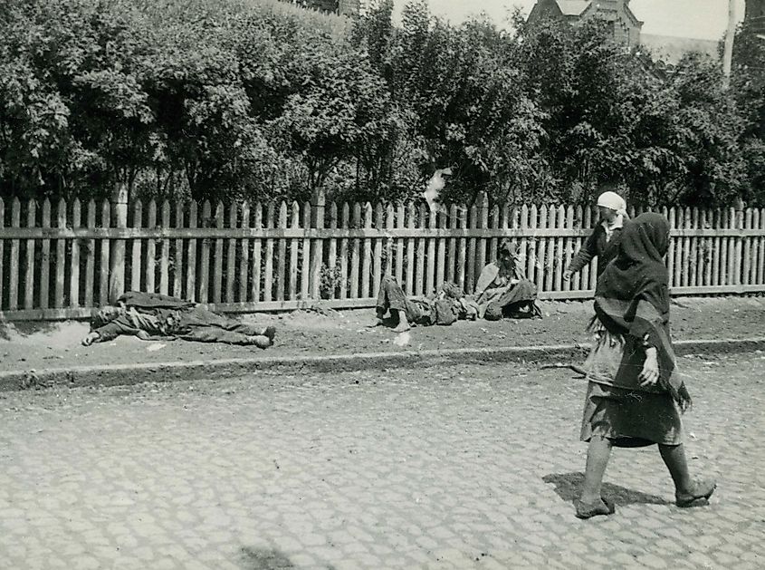 Starved peasants on a street in Kharkiv