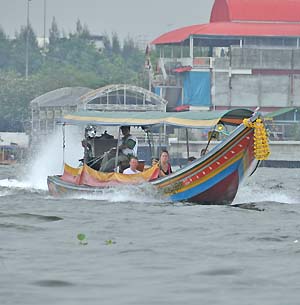 bangkok river taxi
