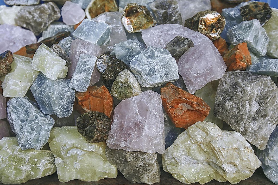 what is the difference between elements minerals and rocks