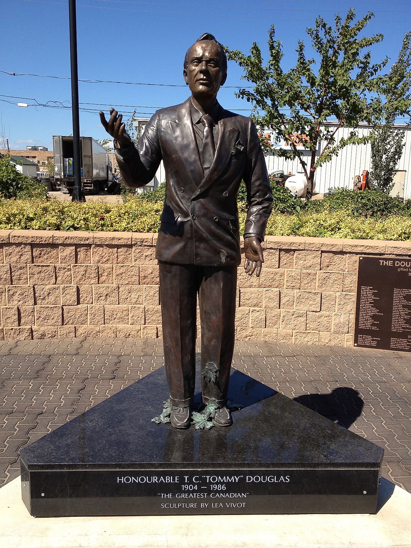 tommy-douglas-statute-saskatchewan-canad