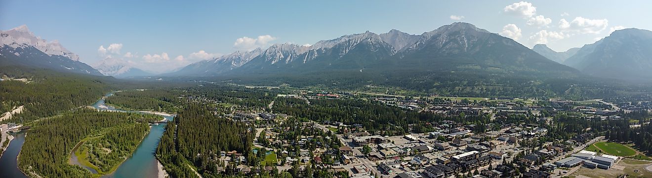 Panoramic view of the town of Cochrane and surrounding mountains in Alberta, Canada. Editorial credit: Oleh Oleinik / Shutterstock.com