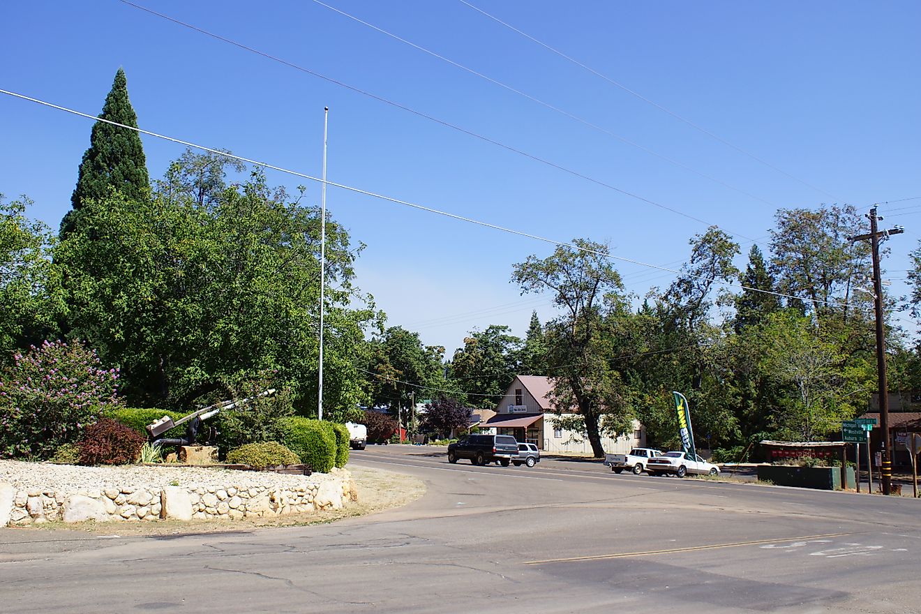 Foresthill Road & Gold Street, Foresthill, California, By Chris English, CC BY-SA 3.0, https://commons.wikimedia.org/w/index.php?curid=56804287