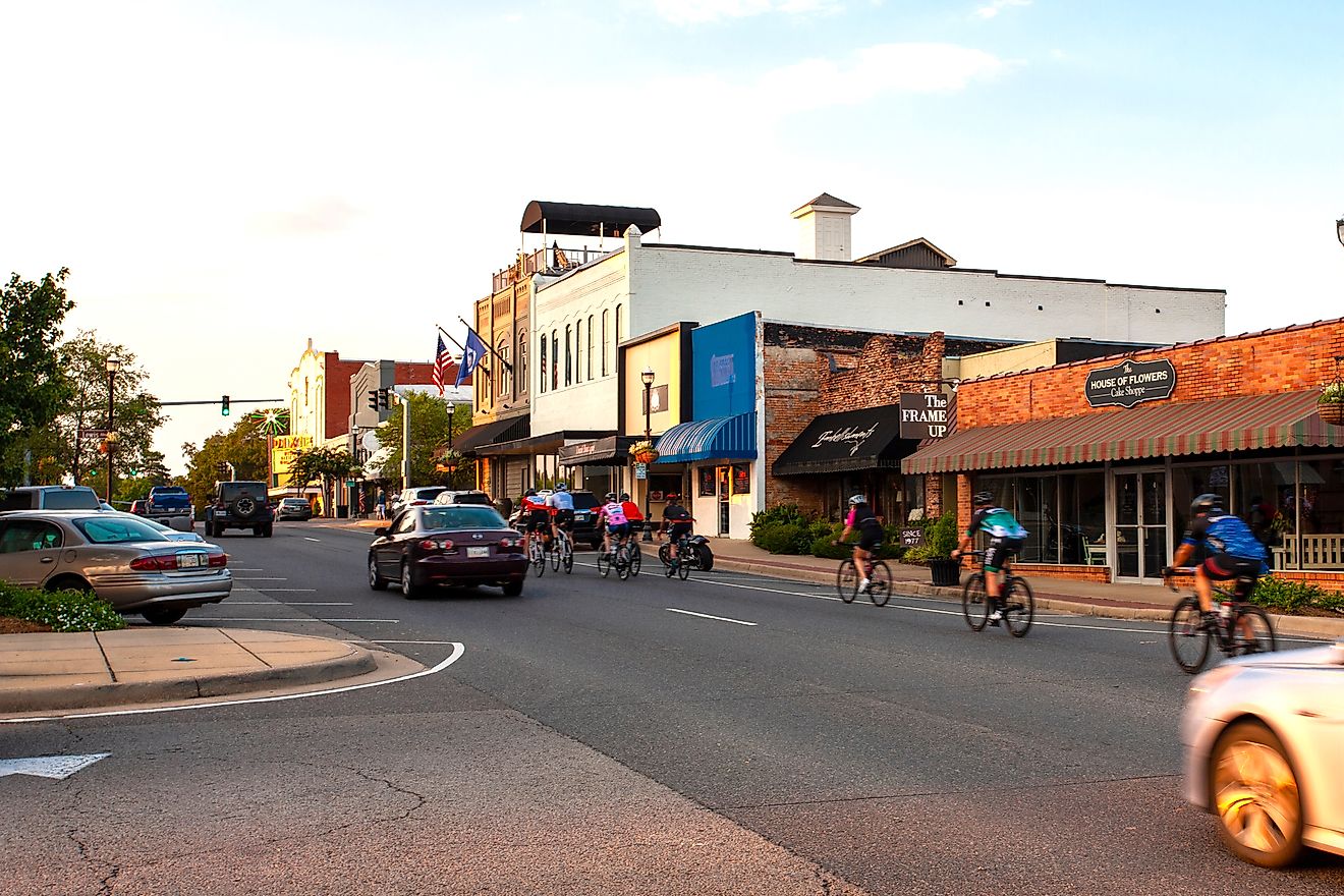 Local businesses in North Vienna Street in downtown Ruston, Louisiana. Image credit: UpAheadDesign via Wikimedia Commons.
