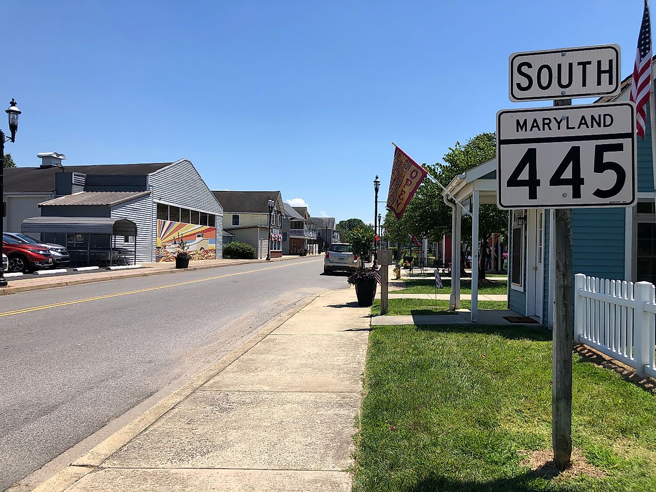 View south along Maryland State Route 445 (Main Street) at Maryland State Route 20 (Rock Hall Avenue) in Rock Hall, Kent County, Maryland. By Famartin, CC BY-SA 4.0, https://commons.wikimedia.org/w/index.php?curid=119943944