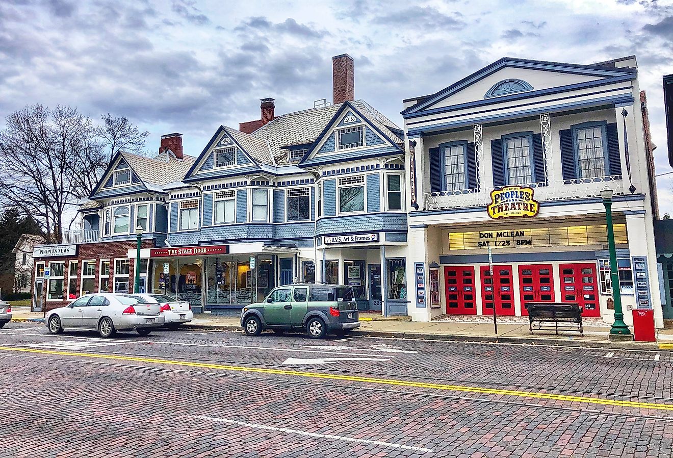 Downtown Marietta with cars parked at curb and the People’s Bank Theatre seen prominently. Image credit Wendy van Overstreet via Shutterstock
