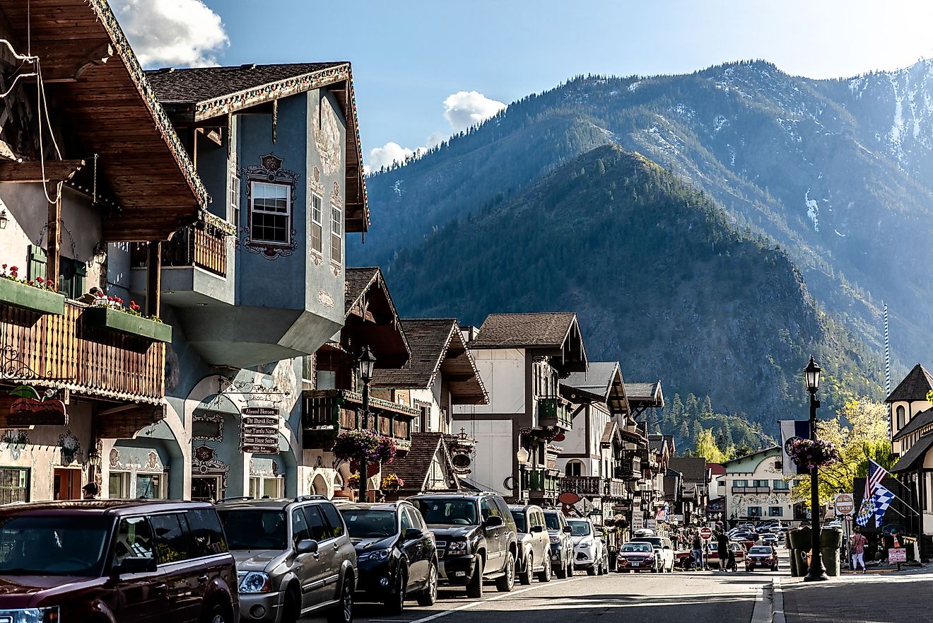 Buildings lined along a street in Leavenworth with the Cascade Mountains in the backdrop.