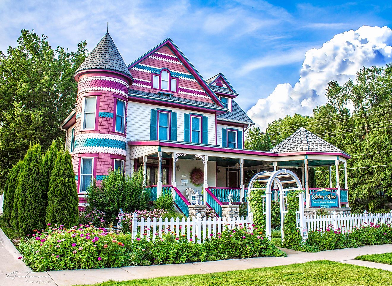 The Rosberg House Bed & Breakfast in Lindsborg, Kansas. Image credit Lindsborg CVB - Own work, CC BY-SA 4.0, Wikimedia Commons.