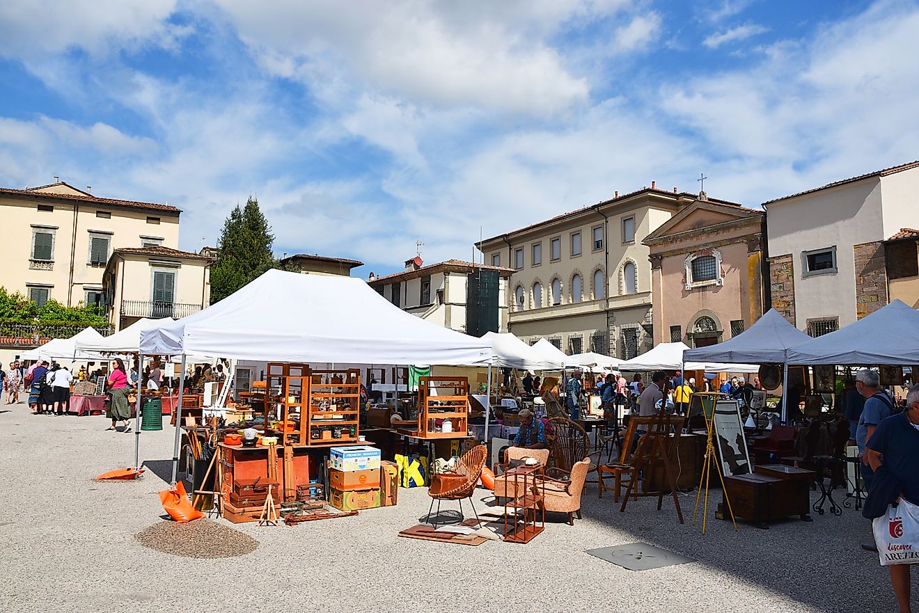 An antique market in Lucca, Tuscany, via Bert e Boer / Shutterstock.com