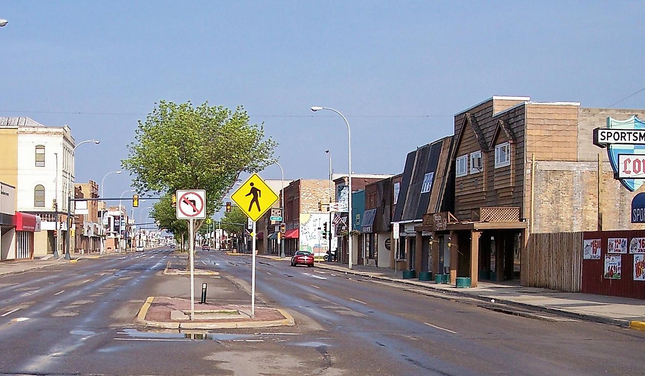  Dakota Avenue (North Dakota Highway 13) in downtown Wahpeton, North Dakota. By Tim Kiser, CC BY-SA 2.5, Wikimedia Commons