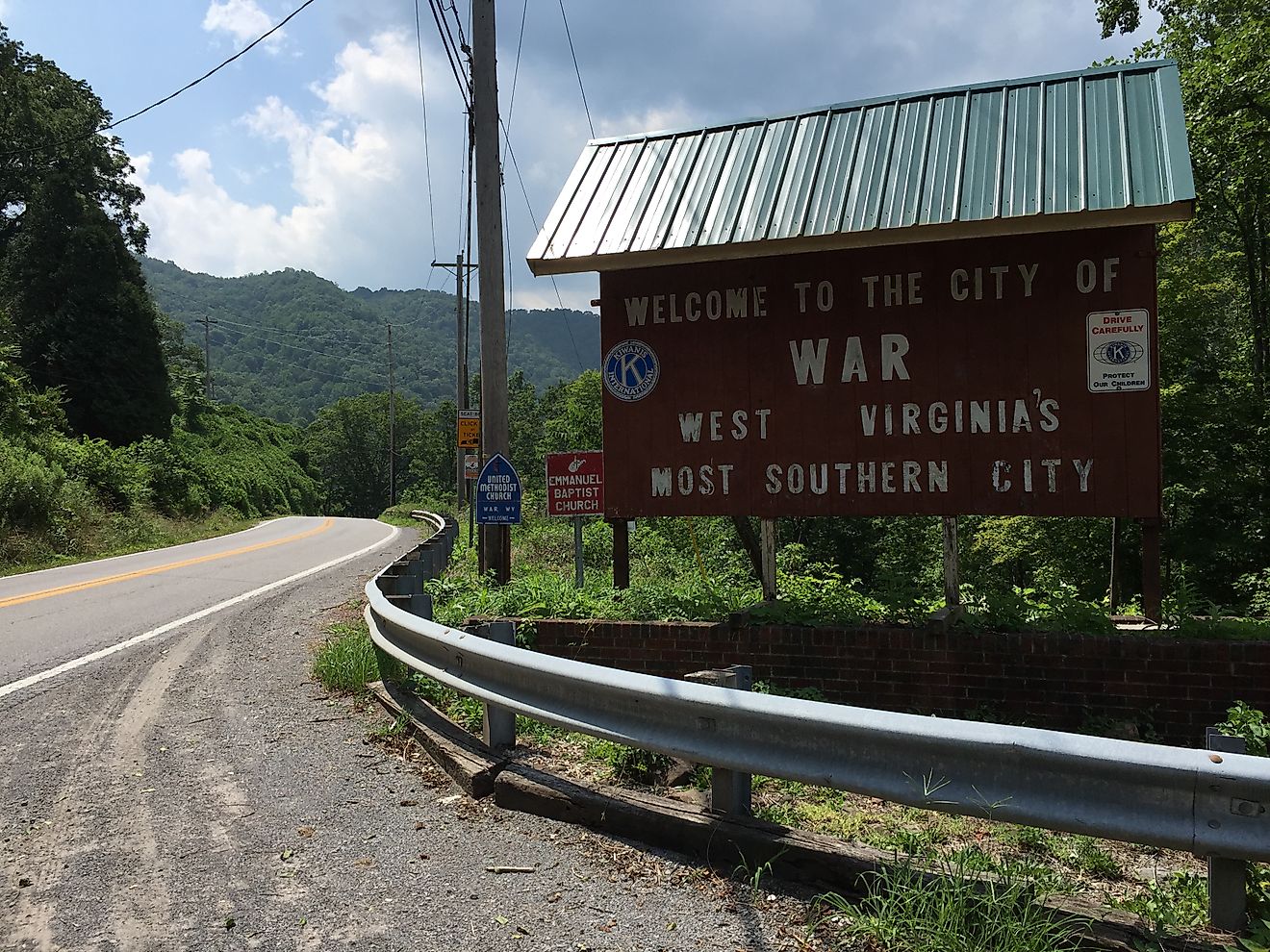 "Welcome to the City of War" sign, West Virginia. By Famartin, CC BY-SA 4.0, Wikimedia Commons