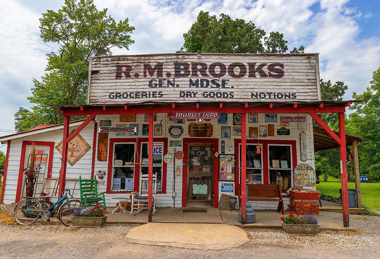 RM Brooks General Store built in 1930's in Rugby, Tennessee. Image credit Dee Browning via Shutterstock.