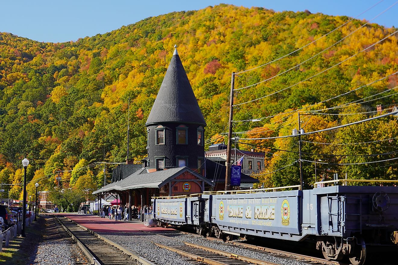 Lehigh Gorge Scenic Railway in Jim Thorpe, Pennsylvania, during autumn. Editorial credit: PT Hamilton / Shutterstock.com