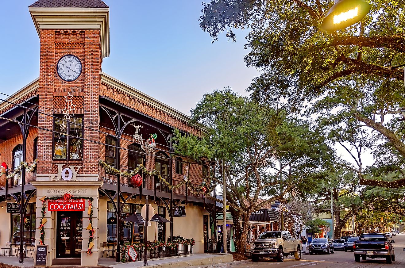 The Office Bar and Lounge is decorated for Christmas in Ocean Springs, Mississippi. Editorial credit: Carmen K. Sisson / Shutterstock.com