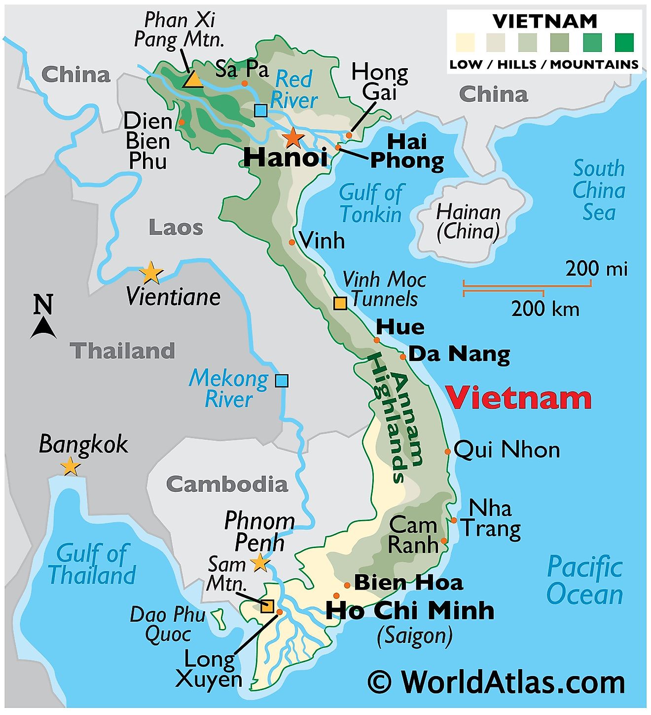 Mapa físico de Vietnam con límites estatales, ríos principales, áreas montañosas, pico más alto, ciudades importantes y más.