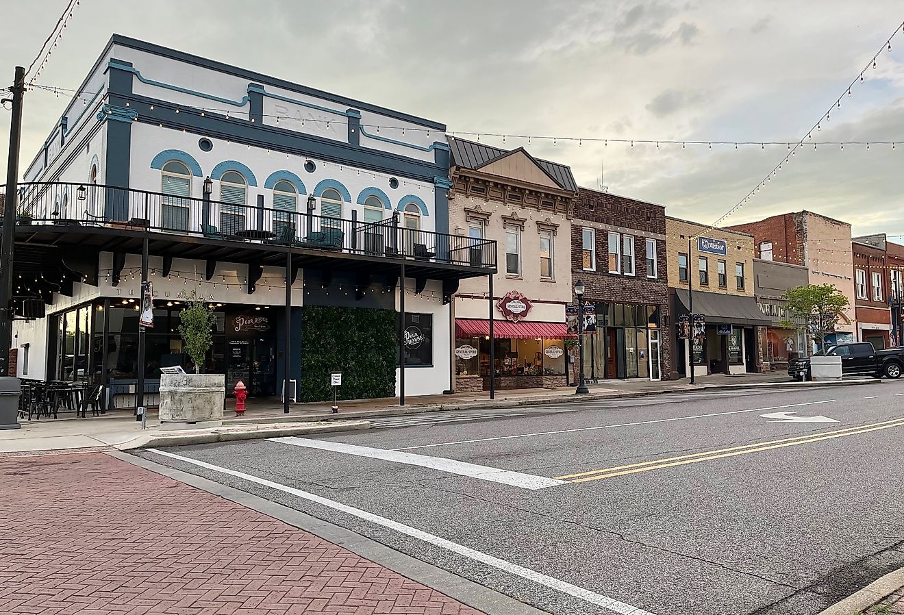 Downtown street in Tuscumbia, Alabama. Image credit Luisa P Oswalt via Shutterstock