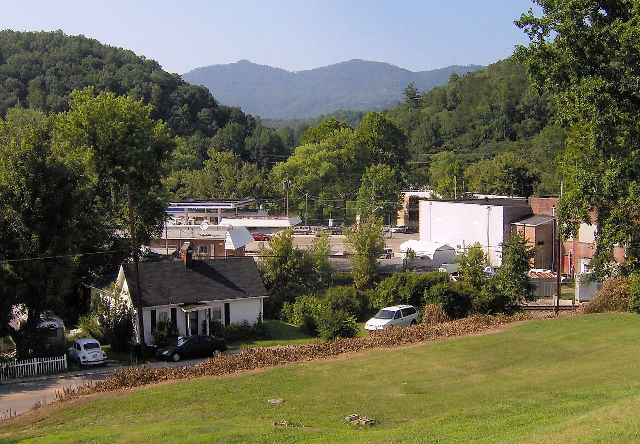 Looking west across Oliver Springs. Walden Ridge rises in the distance, By Brian Stansberry - Own work, CC BY 3.0, https://commons.wikimedia.org/w/index.php?curid=4505900