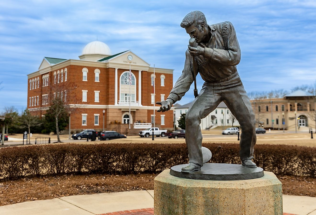 Elvis Presley Statue in Tupelo, Mississippi, with City Hall in the background. Image credit Chad Robertson Media via Shutterstock