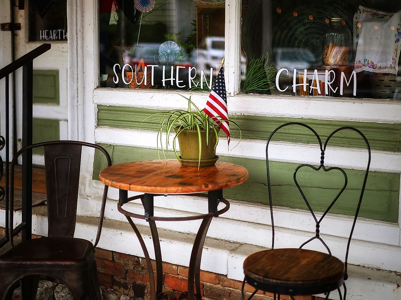 Small table and chairs outside retail shop in Bell Buckle, Tennessee. Image: Janlovespix / Shutterstock.