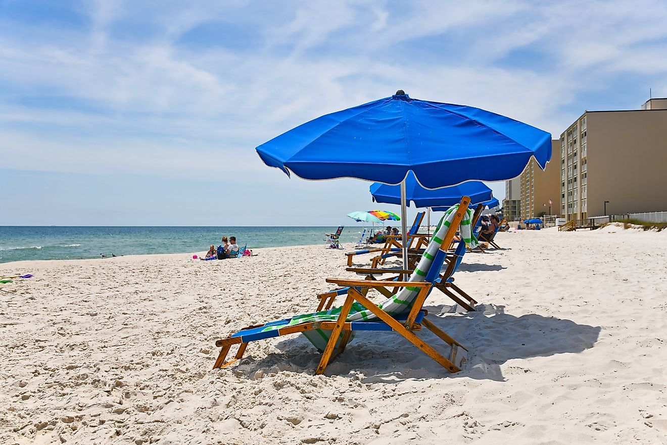 Sunny day at Gulf Shores Beach, Gulf of Mexico. Editorial credit: Mark Winfrey / Shutterstock.com