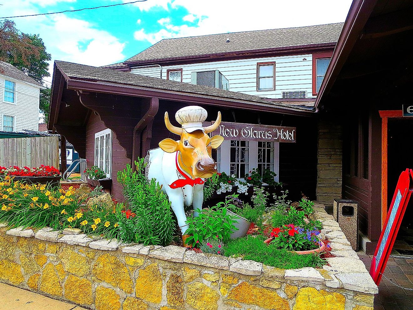 The New Glarus Hotel. Image credit Corey Coyle via Wikimedia Commons