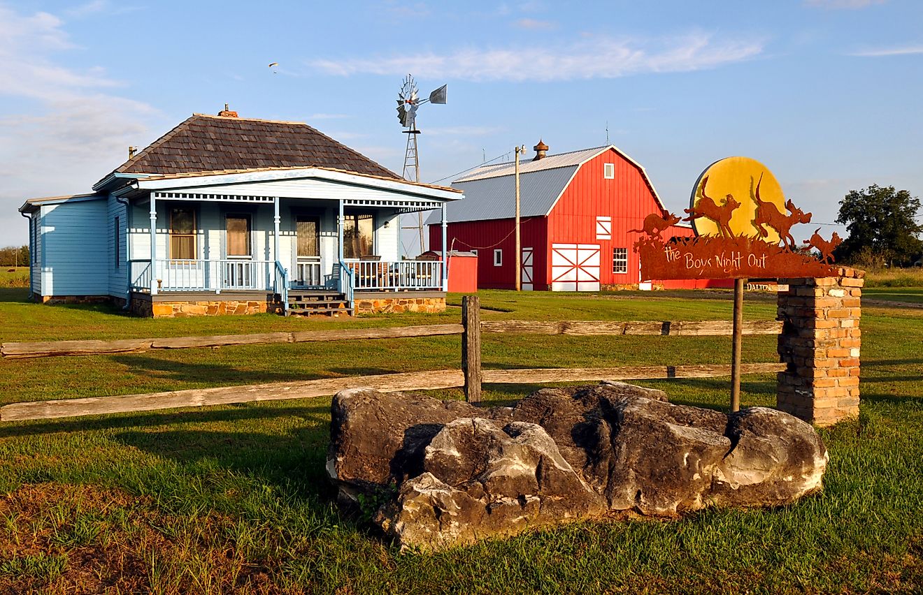 A farmhouse near Carthage, Missouri. Editorial credit: BD Images / Shutterstock.com