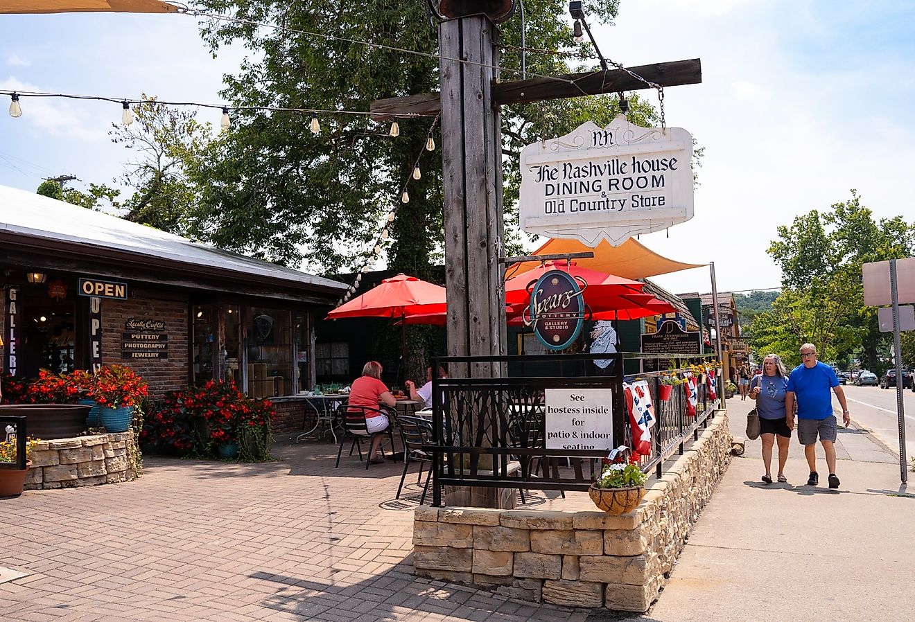 Downtown Nashville, Indiana. Image credit Little Vignettes Photo via Shutterstock