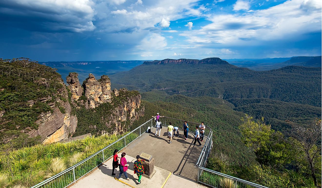 Tourists taking pictures at Blue Mountain National Park Three Sisters lookout view point. Editorial credit: Nokuro / Shutterstock.com