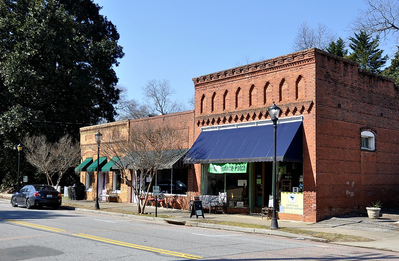 A row of typical late 19th to early 20th-century commercial buildings in Due West, South Carolina. By P. Hughes, CC BY-SA 4.0, https://commons.wikimedia.org/w/index.php?curid=115232575