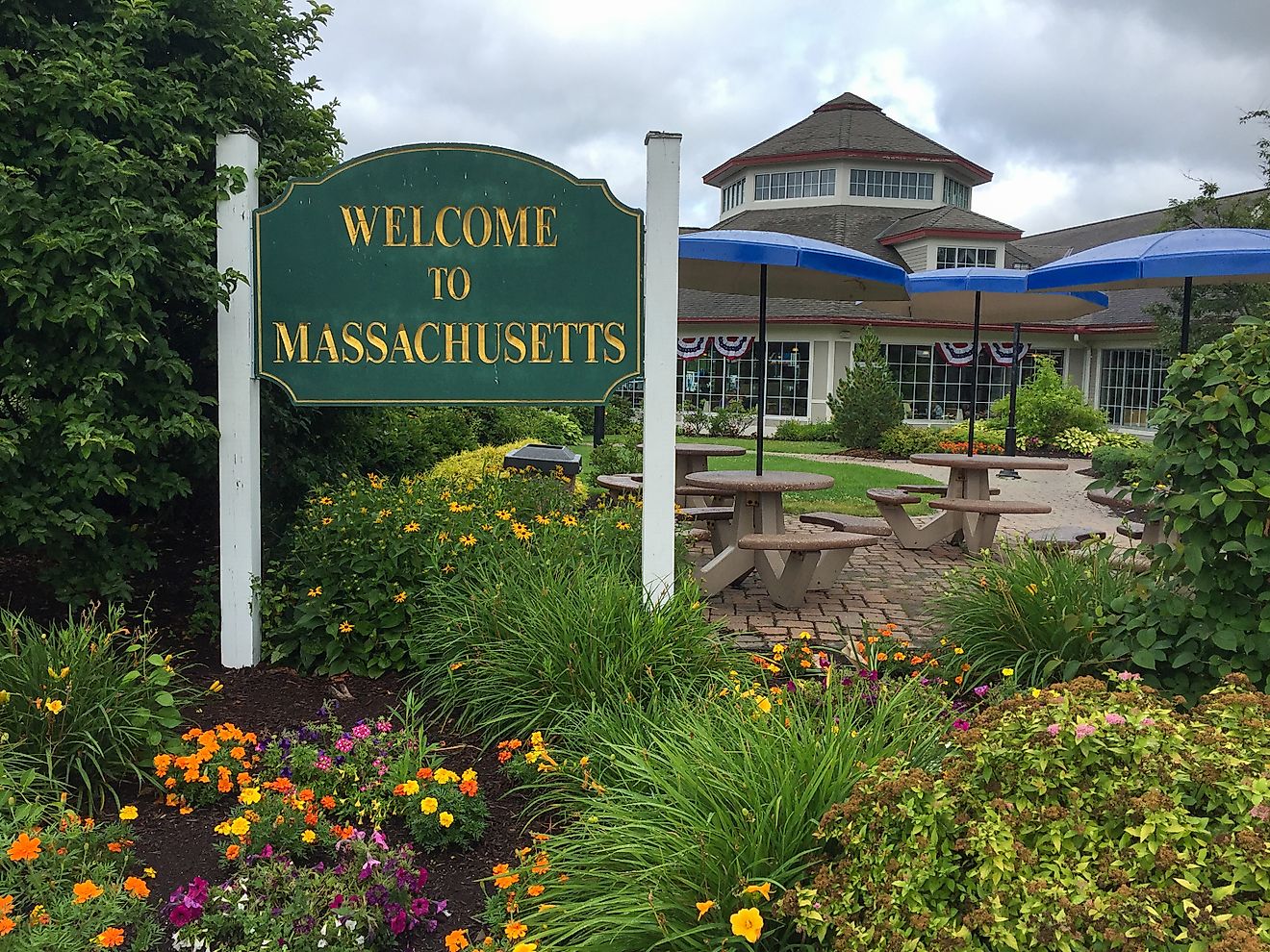 Lee Service Area on I-90, Massachusetts Eastbound, By Kenneth C. Zirkel - Own work, CC BY-SA 4.0, wikimedia