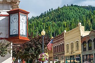 An antique clock showing time and temperature on the corner of a vintage building in the historic mining town of Wallace, Idaho, in the Pacific Northwest of USA. Editorial credit: Kirk Fisher / Shutterstock.com