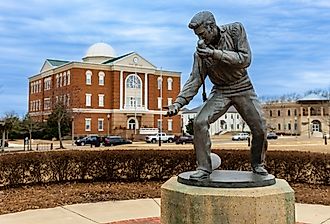 Elvis Presley Statue in Tupelo, Mississippi, with City Hall in the background. Image credit Chad Robertson Media via Shutterstock