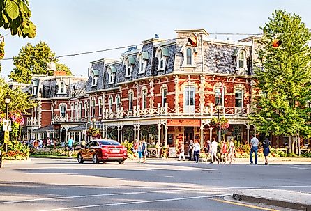 Prince of Wales Hotel with horse carriage in Niagara On The Lake, Ontario. Image credit AnjelikaGr via Shutterstock