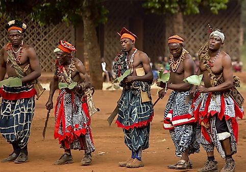 cameroon bamileke tanz afrikanischer tradizionale africano kamerun babungo ballo traditioneller gruppen worldatlas shutterstock captivating ethnische