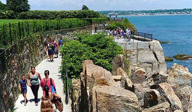 Easton Bay and its beaches and its surrounding cliff walks in Newport, RI. Editorial credit: George Wirt / Shutterstock.com