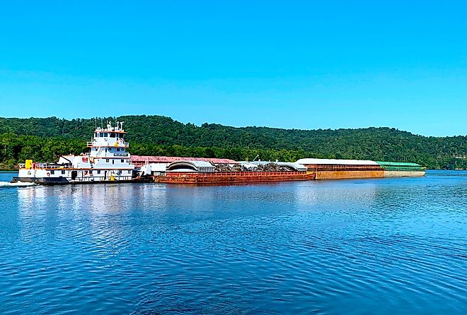 Tugboat pushing barges on Lake Guntersville.