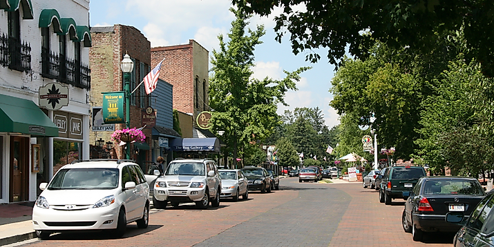 Looking north along Main Street in the town of Zionsville, Indiana. Editorial credit: Huw Williams (Huwmanbeing) via Wikimedia Commons