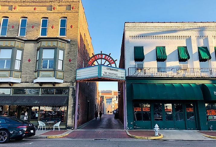 Maiden Alley in the downtown arts district of Paducah, Kentucky. Image credit Wendy van Overstreet via Shutterstock.