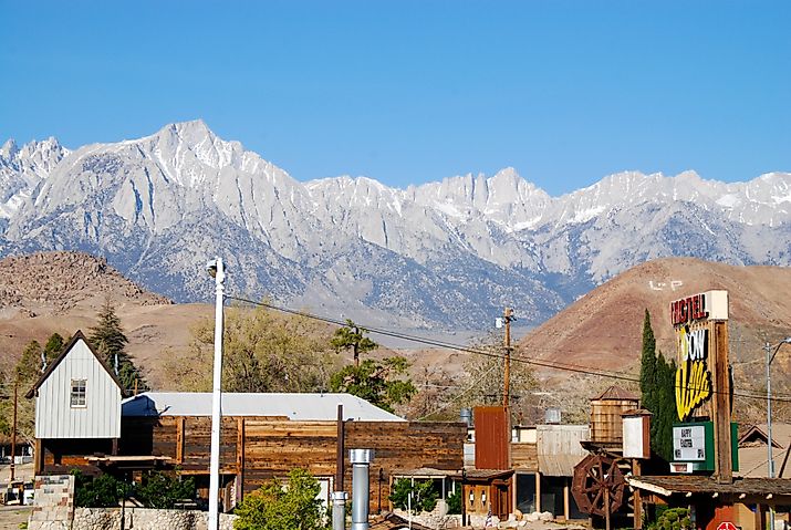 View of mountains near the town of Lone Pine in California. Editorial credit: Michael Kaercher / Shutterstock.com