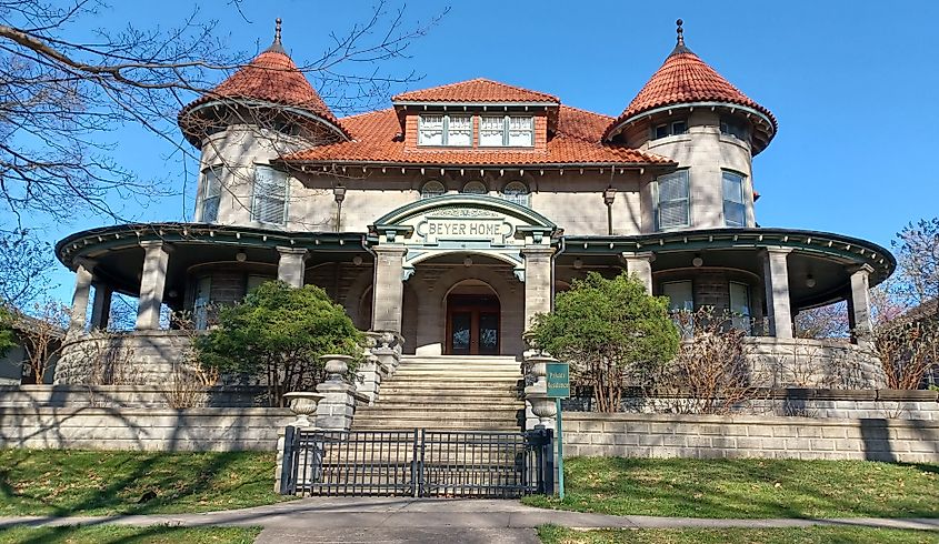 Beyer Home, Winona Lake Historic District, Winona Lake, IN. Wikimedia Commons.