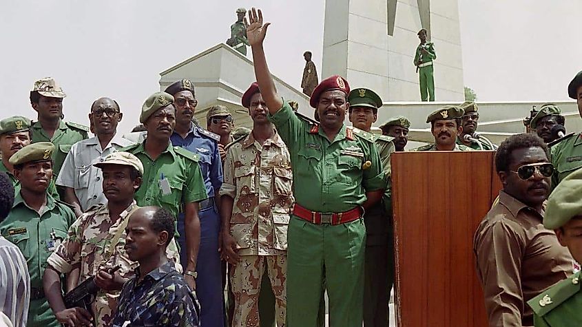 Omar al-Bashir (center) in front of the Republican Palace after the coup. Via Wikimedia Commons, Public Domain