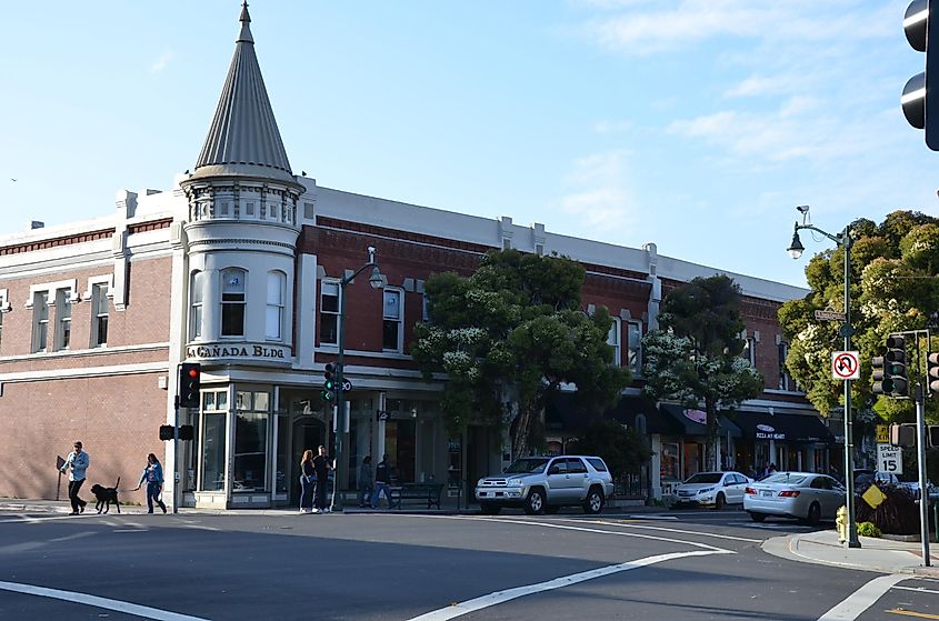 Los Gatos, California. In Wikipedia. https://en.wikipedia.org/wiki/Los_Gatos,_California By Ramkumar Menon - Own work, CC BY-SA 4.0, https://commons.wikimedia.org/w/index.php?curid=49970900