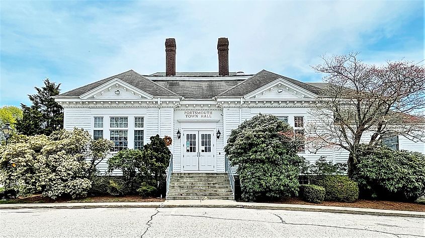 Beautiful town hall in Portsmouth, Rhode Island, By Kenneth C. Zirkel - Own work, CC BY-SA 4.0, https://commons.wikimedia.org/w/index.php?curid=105096365