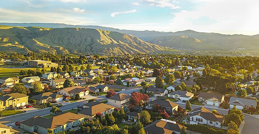 View of the Wenatchee, Washington and the surrounding mountain range.