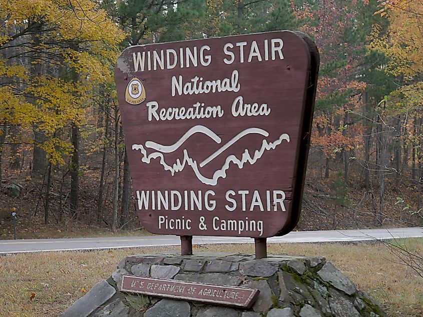 Big sign by the roadside of Highway 1 at the Winding Stair Mountain National Recreation Area