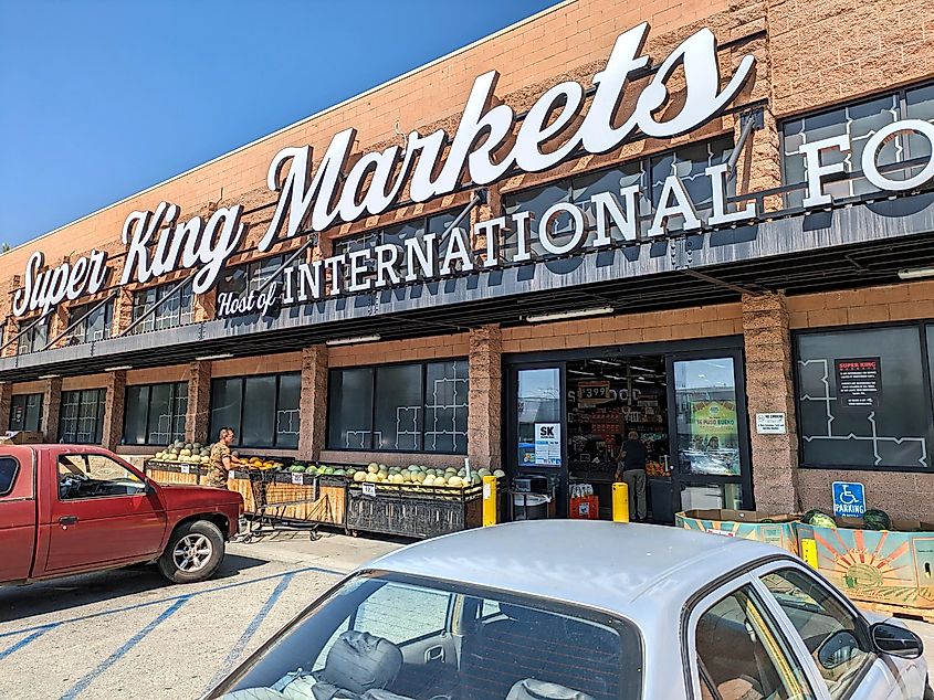 Altadena, California: The Super King Markets grocery store on Lincoln Avenue