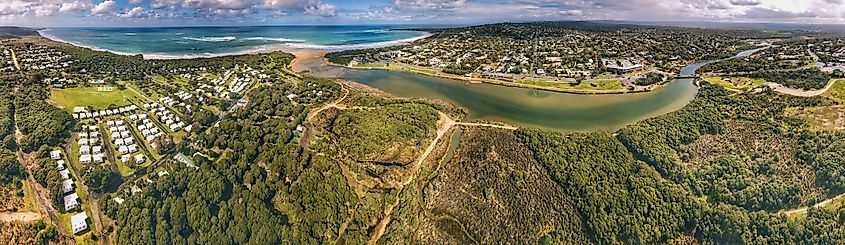 Great Ocean Road. In Wikipedia. https://en.wikipedia.org/wiki/Great_Ocean_Road By Bob T - Own work, CC BY-SA 4.0, https://commons.wikimedia.org/w/index.php?curid=72263009