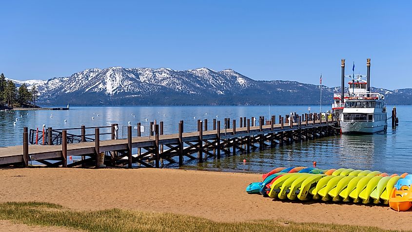  A quiet sunny Spring morning at Zephyr Cove beach, Lake Tahoe, California-Nevada, USA. Editorial credit: Sean Xu / Shutterstock.com