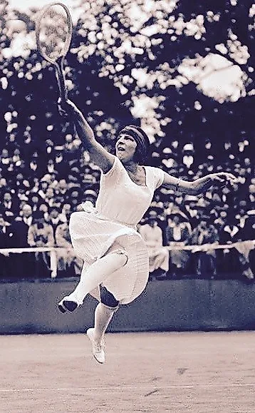 Suzanne Lenglen, 1922. In Wikipedia. https://en.wikipedia.org/wiki/Suzanne_Lenglen By Agence Rol - Bibliothèque nationale de France, Public Domain, https://commons.wikimedia.org/w/index.php?curid=110046695